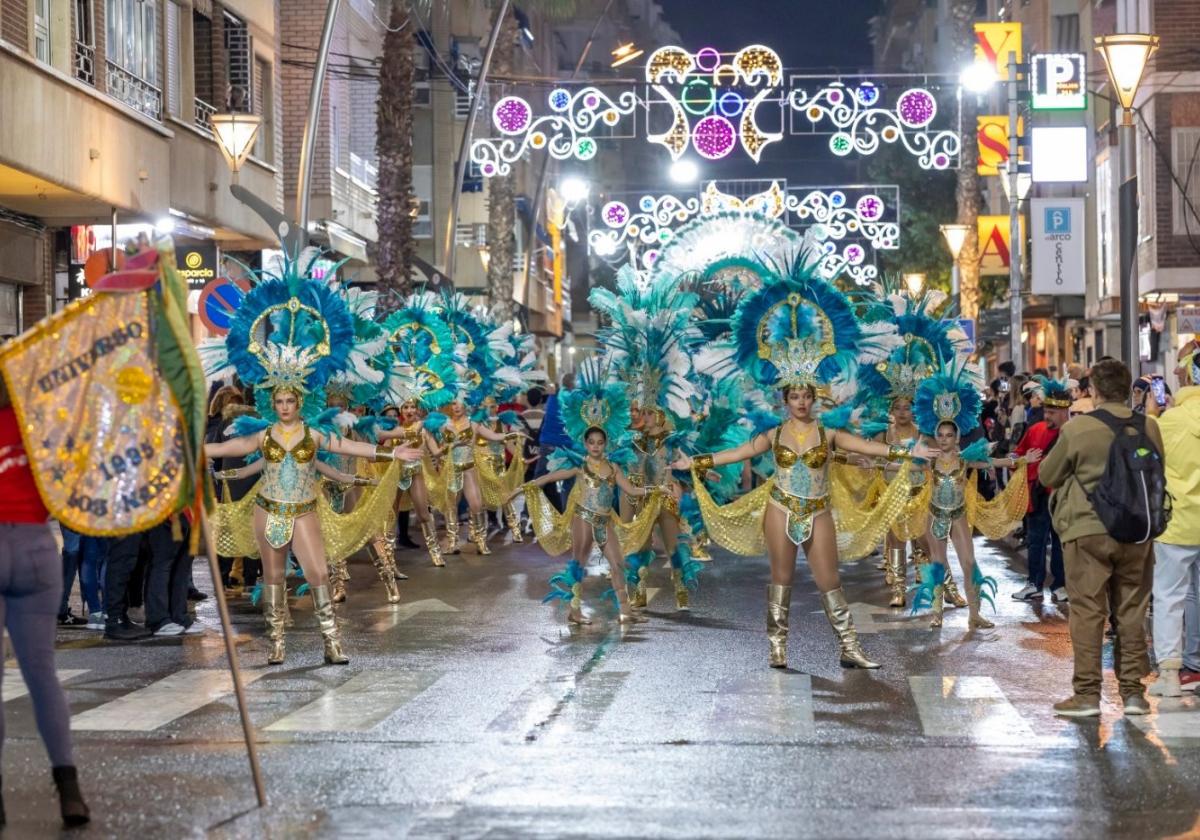 La comparsa 'Universo', de Los Narejos, desfila por la calle Ramón Gallud.