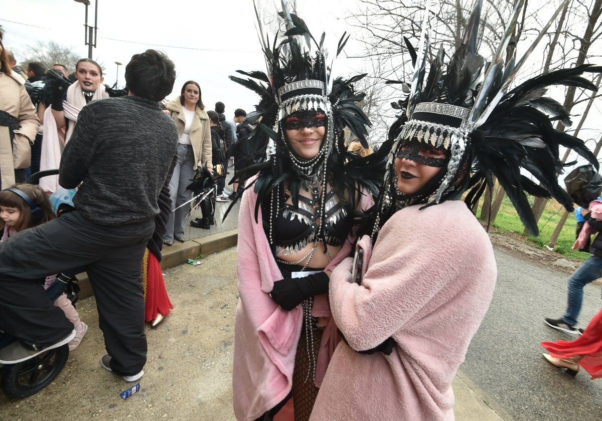 La lluvia obligó a suspender el último desfile de Carnaval en Beniaján, pero no borró la sonrisa de los carnavaleros.