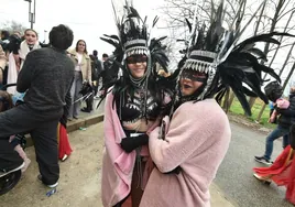 La lluvia obligó a suspender el último desfile de Carnaval en Beniaján, pero no borró la sonrisa de los carnavaleros.
