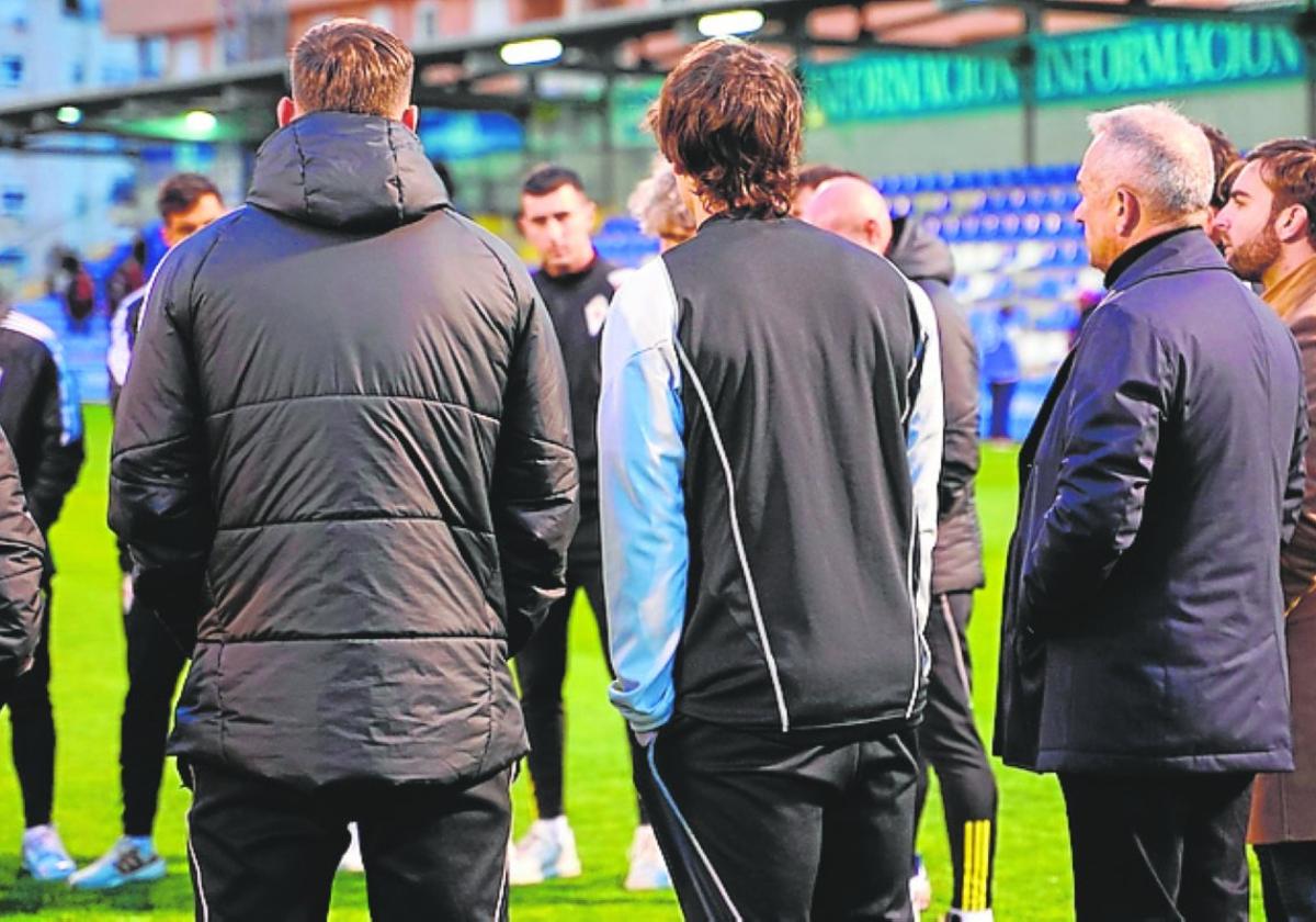 Felipe Moreno, junto a la plantilla grana, en el césped de El Collao.