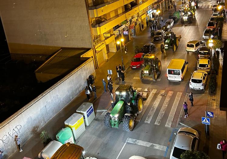 Los tractores, el pasado sábado, desfilan por la avenida duque de Tamames de Orihuela.