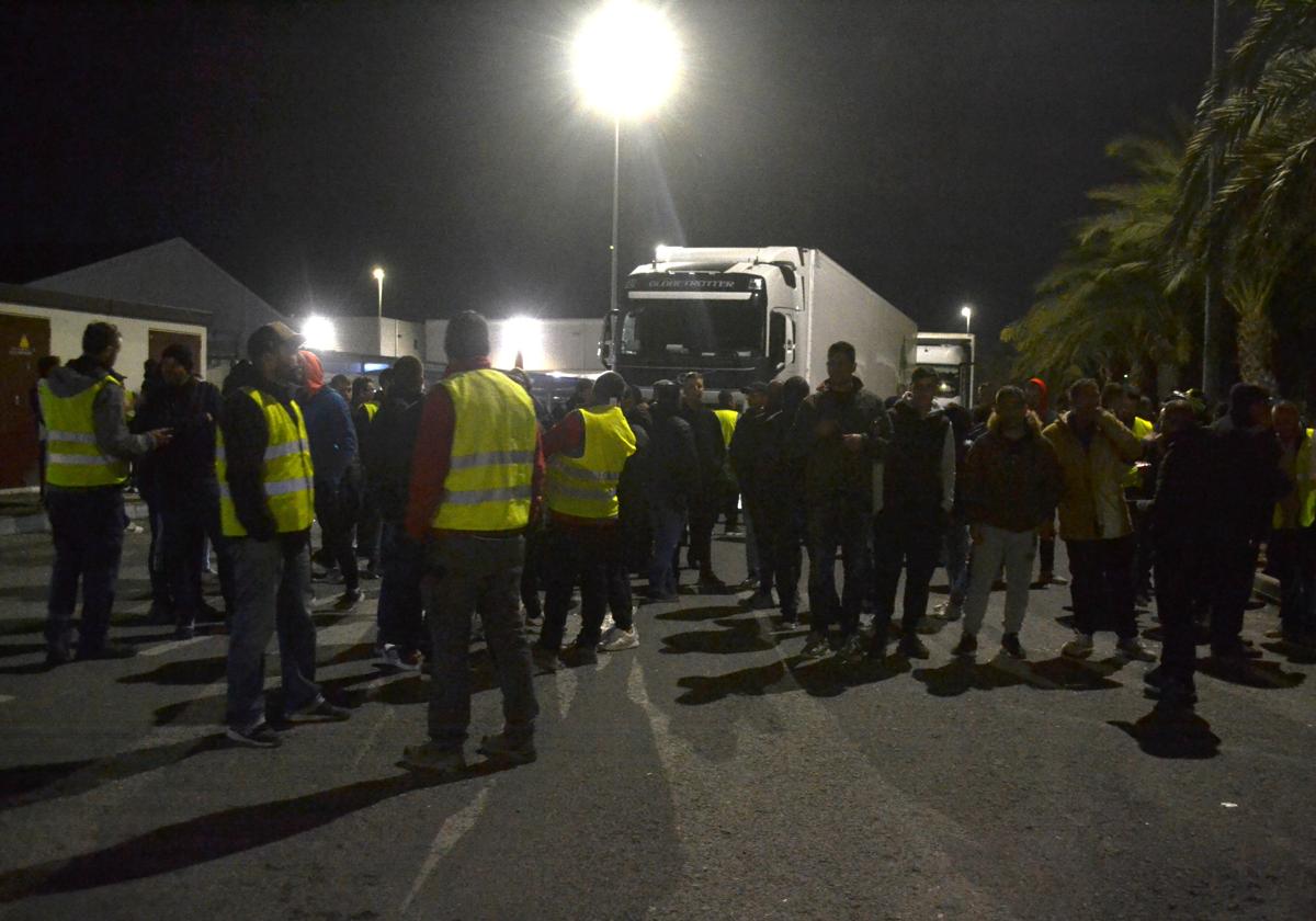 Los agricultores concentrados, anoche, en el polígono La Granadina de San Isidro.