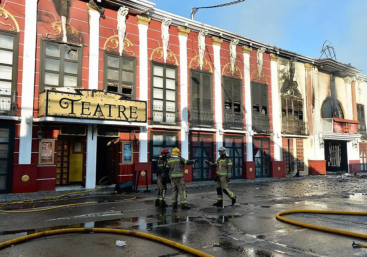 Imagen de los bomberos trabajando en dos locales de Atalayas afectados por el incendio.