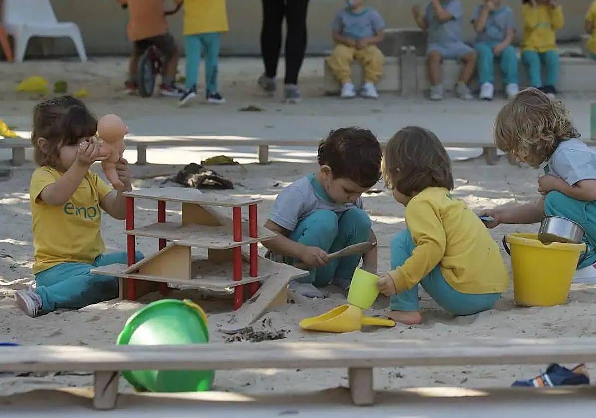 Varios niños jugando en el patio de un colegio, en una imagen de archivo.