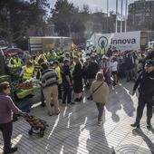 Colas para recoger productos del campo en la protesta del agro frente a la Asamblea Regional