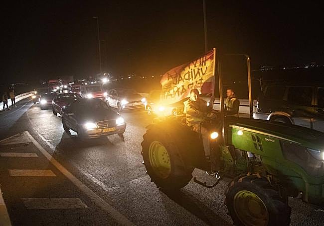 Una tractorada frena el tráfico anoche en la A-30.