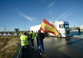 Un piquete de agricultores trata de frenar la entrada y salida de camiones de la plataforma logística de Consum en Las Torres de Cotillas, ayer por la mañana.