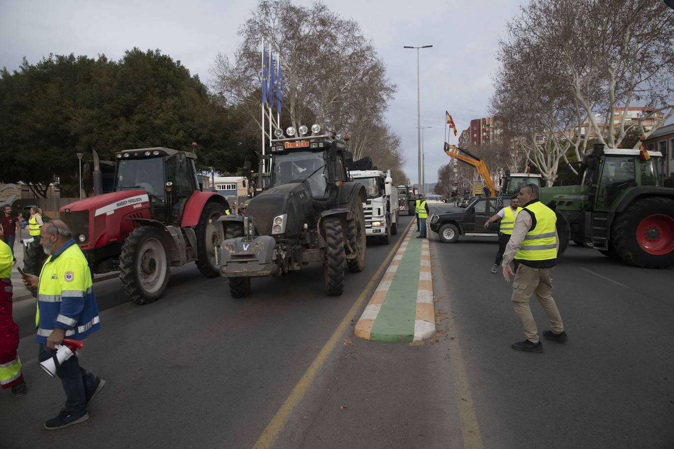 Un grupo de agricultores impide la salida de los diputados de la Asamblea
