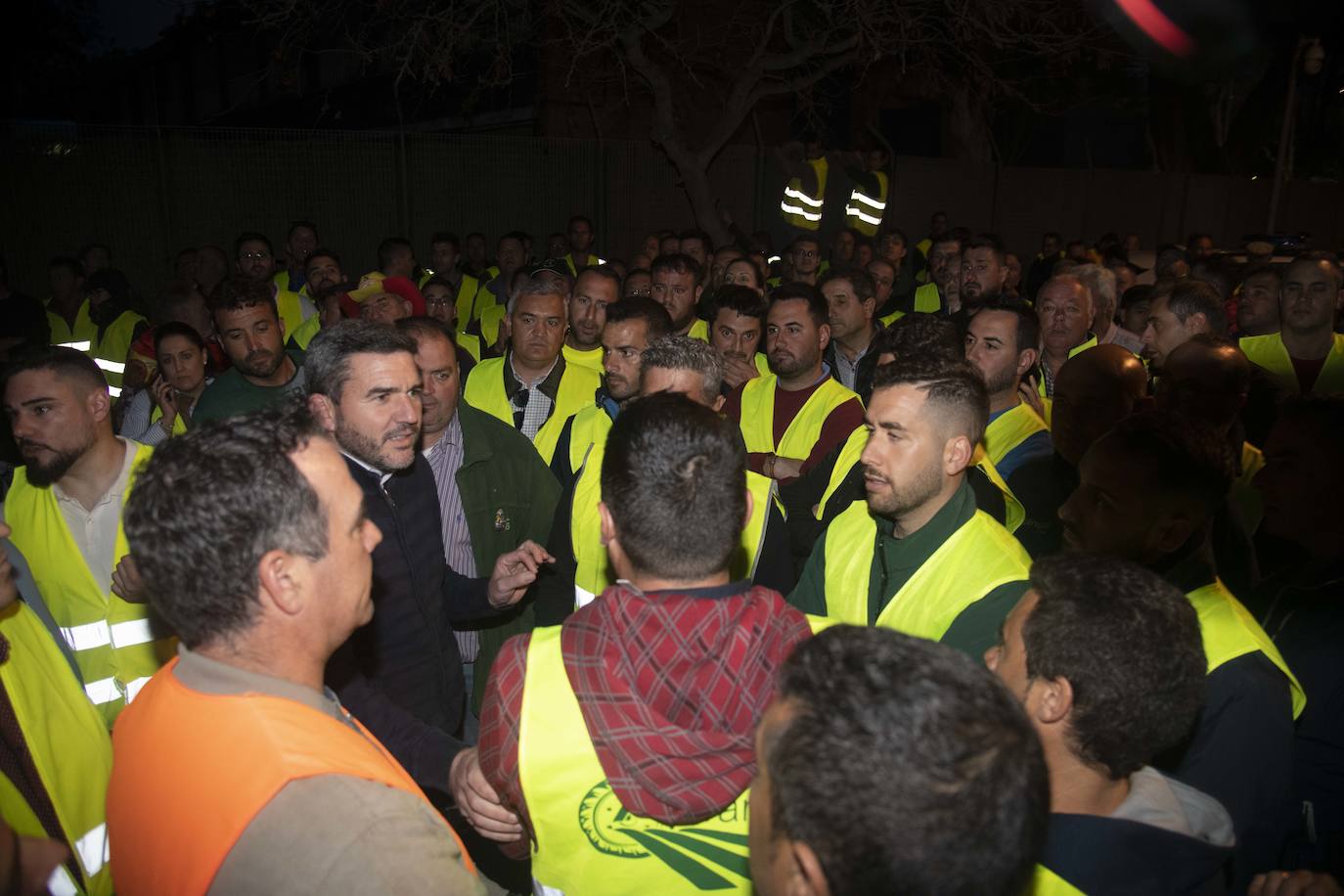 Un grupo de agricultores impide la salida de los diputados de la Asamblea