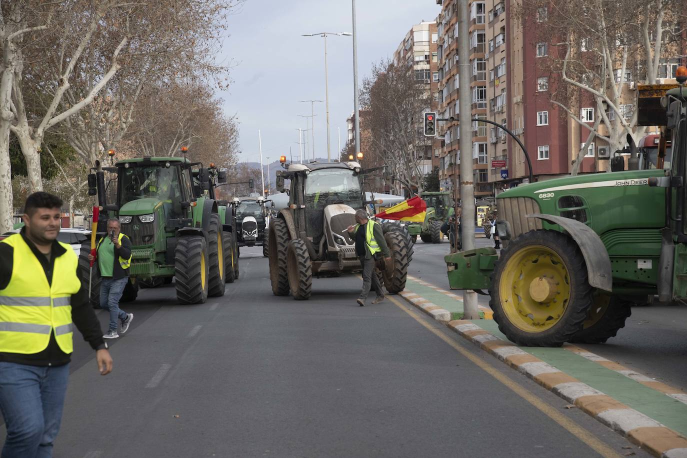 Un grupo de agricultores impide la salida de los diputados de la Asamblea