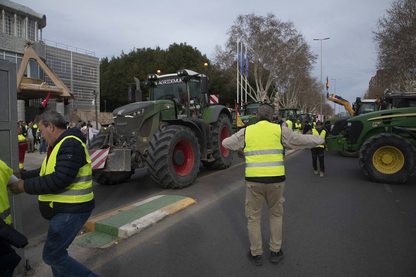 Un grupo de agricultores impide la salida de los diputados de la Asamblea
