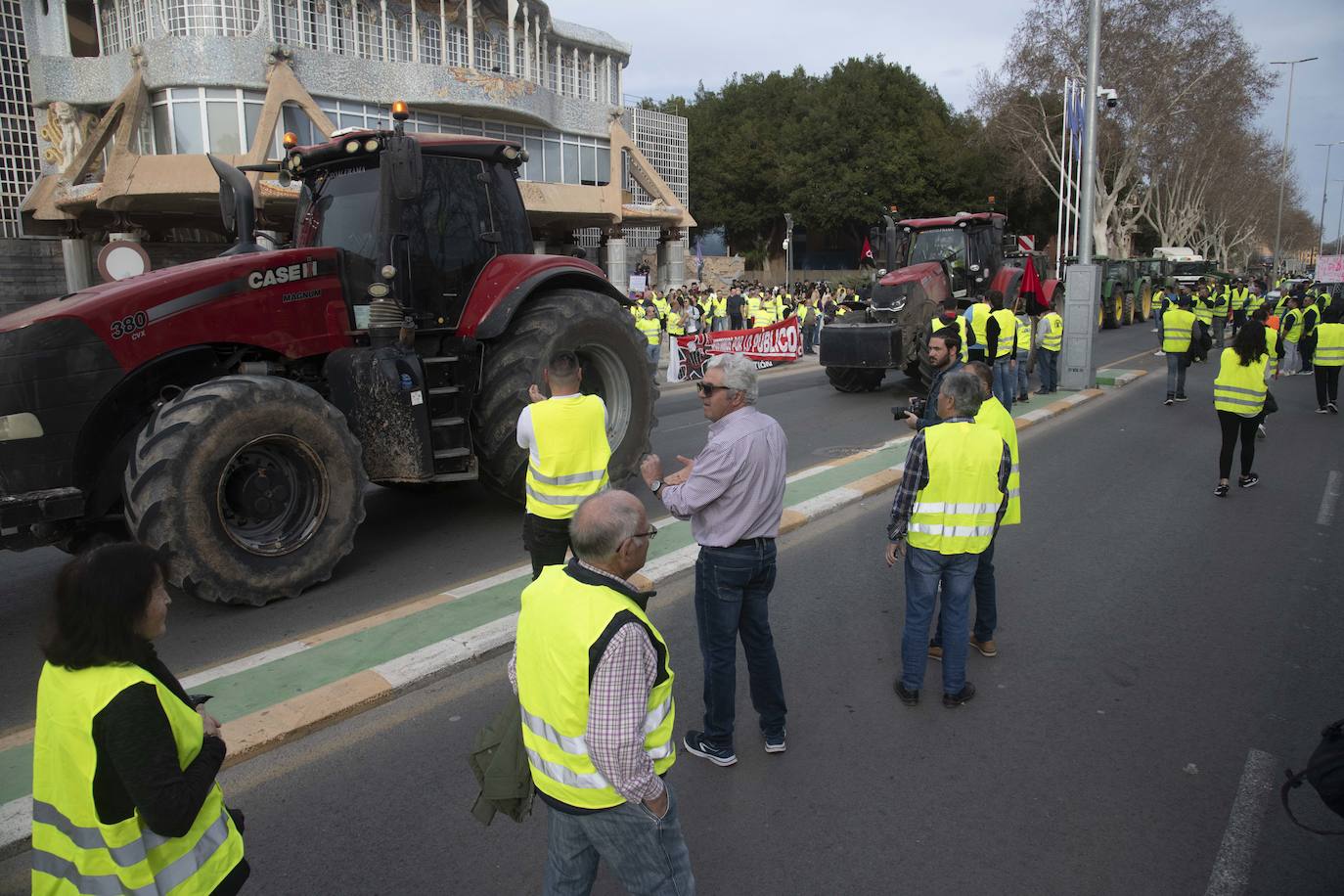 Un grupo de agricultores impide la salida de los diputados de la Asamblea