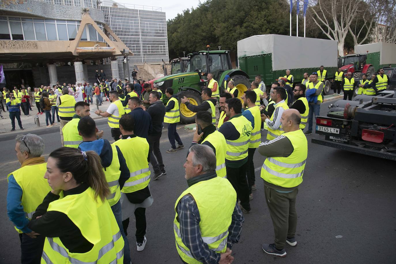 Un grupo de agricultores impide la salida de los diputados de la Asamblea
