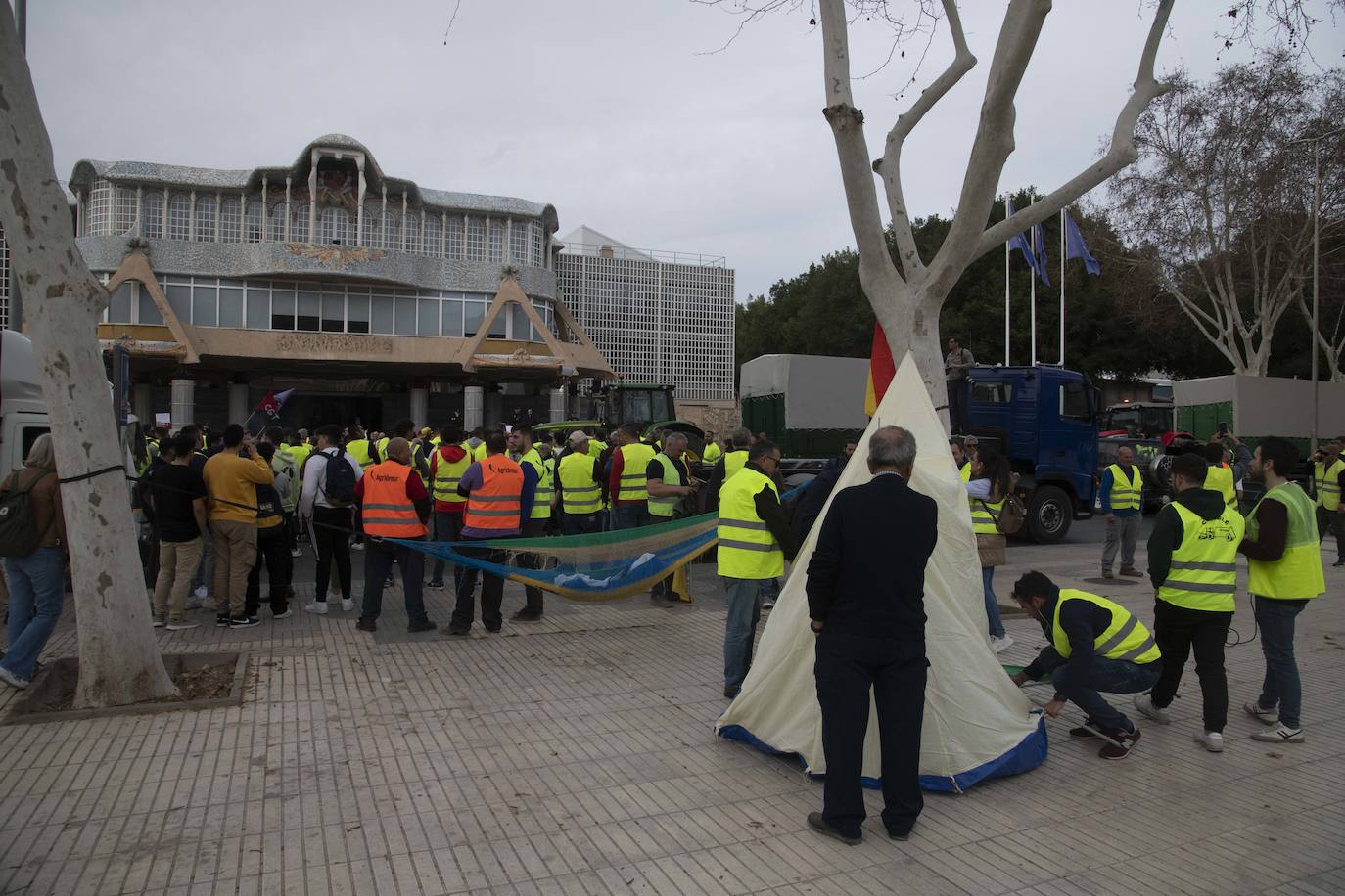 Un grupo de agricultores impide la salida de los diputados de la Asamblea