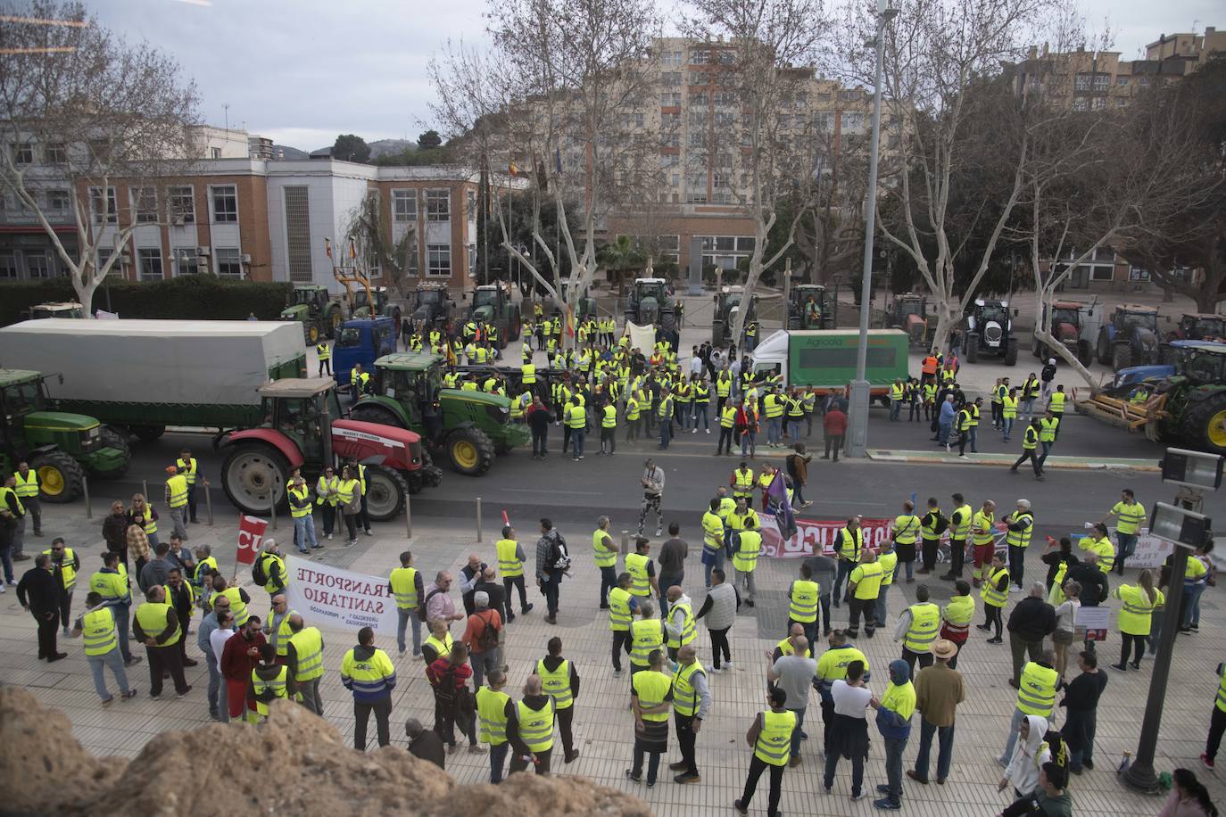Un grupo de agricultores impide la salida de los diputados de la Asamblea
