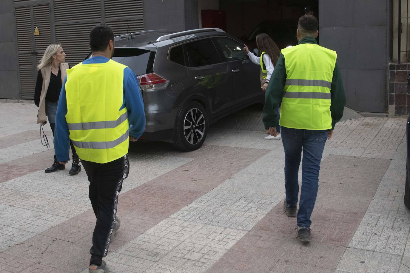 Un grupo de agricultores impide la salida de los diputados de la Asamblea