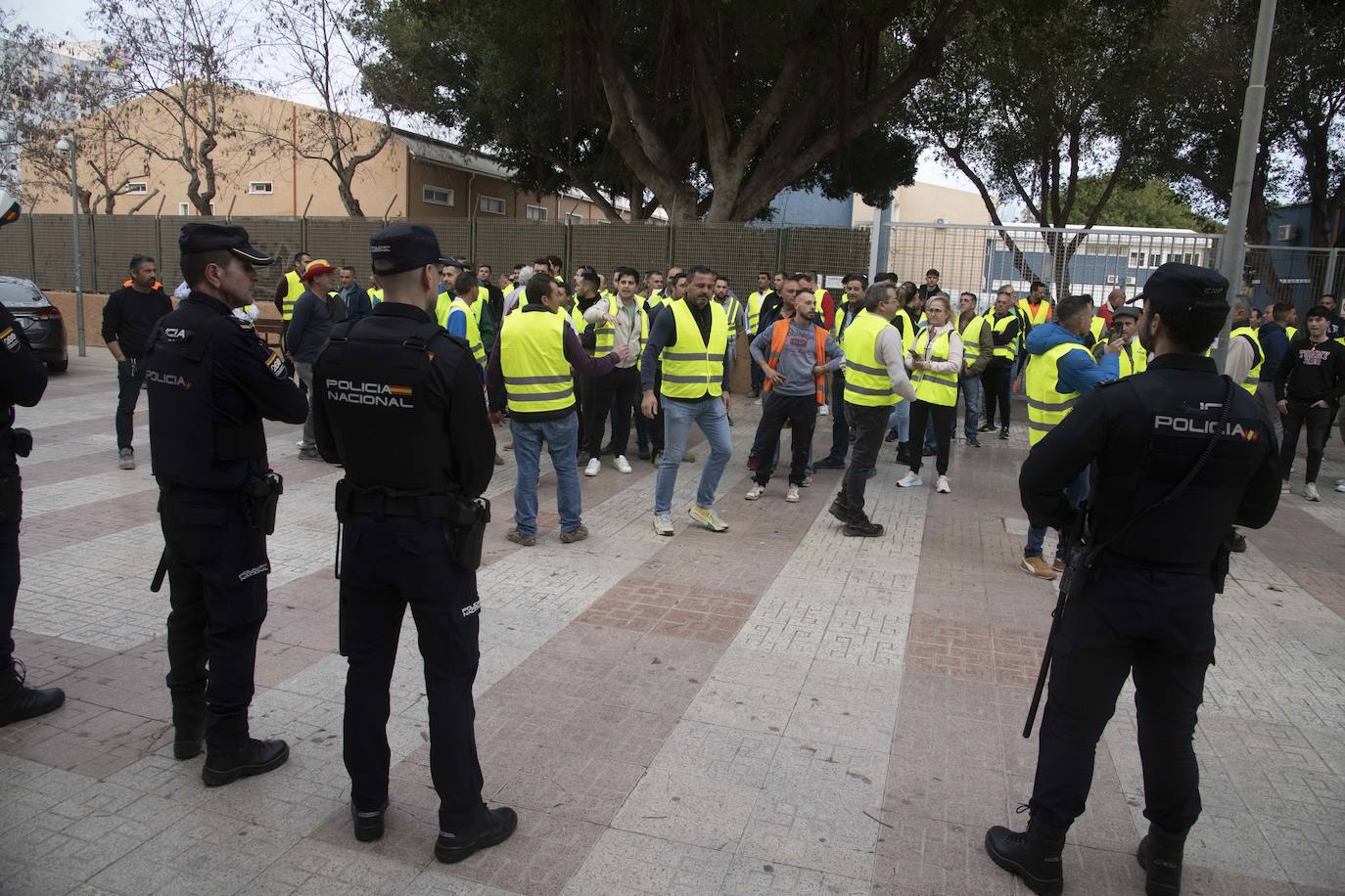 Un grupo de agricultores impide la salida de los diputados de la Asamblea