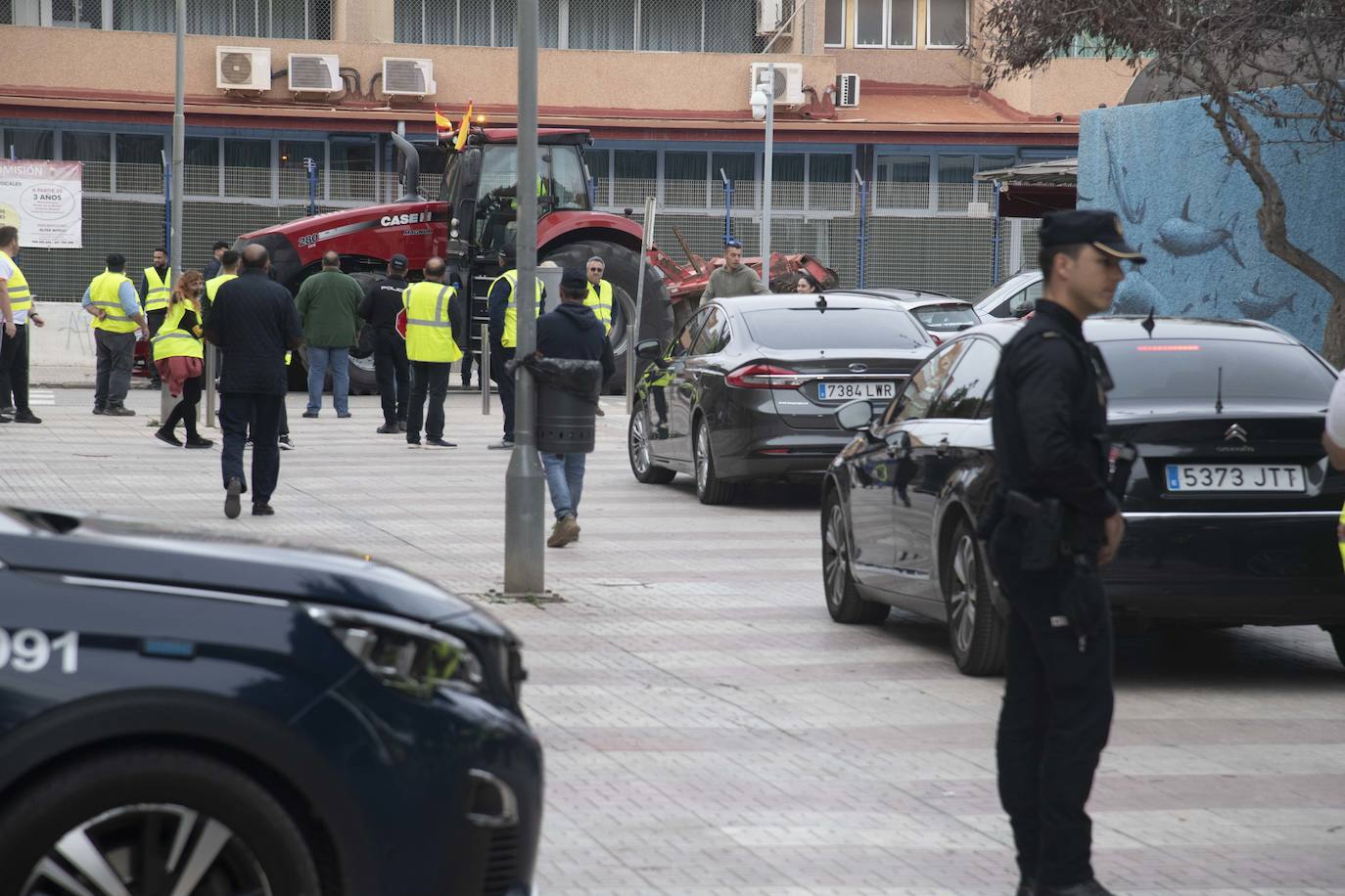 Un grupo de agricultores impide la salida de los diputados de la Asamblea