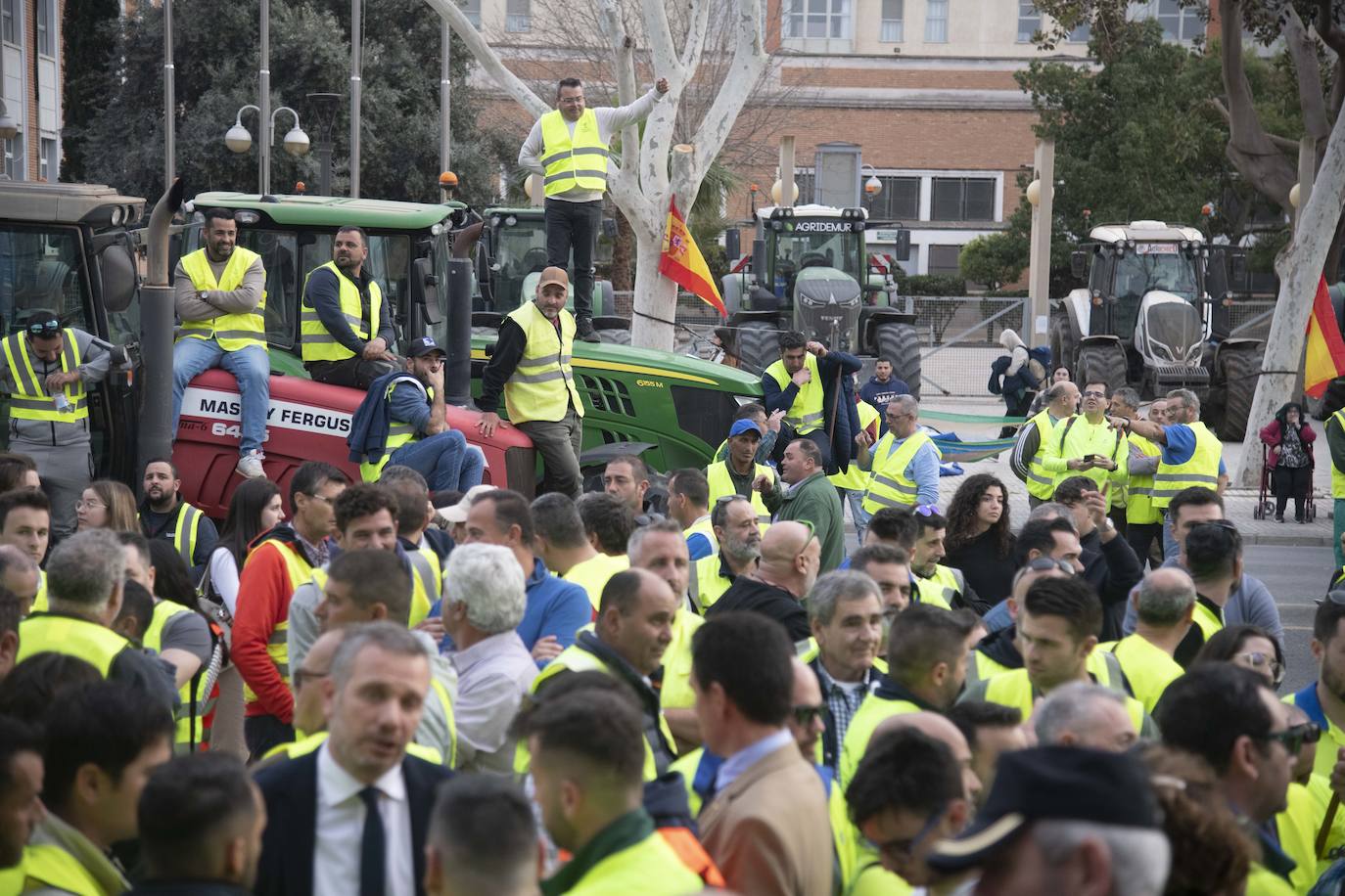 Un grupo de agricultores impide la salida de los diputados de la Asamblea