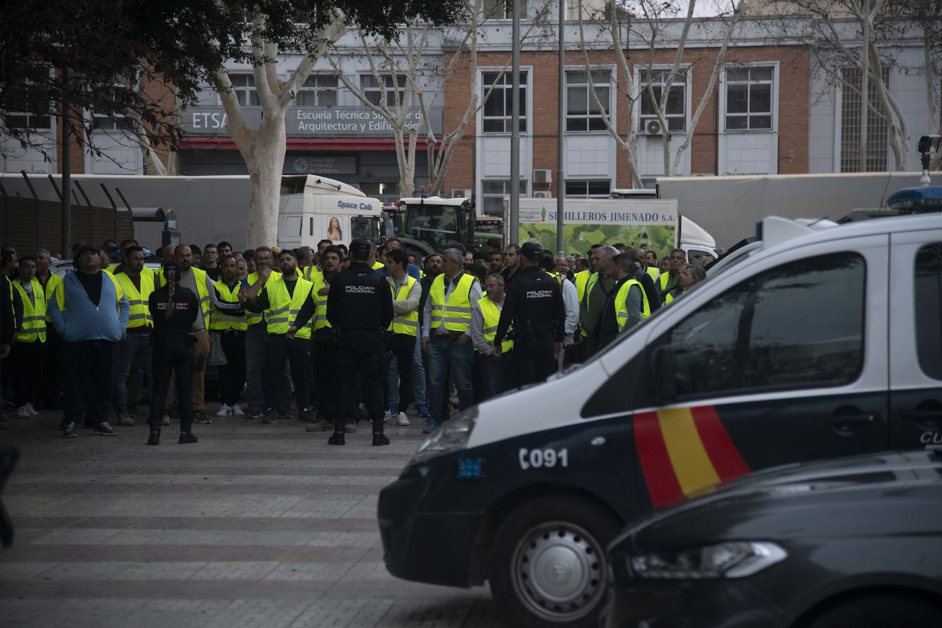 Un grupo de agricultores impide la salida de los diputados de la Asamblea