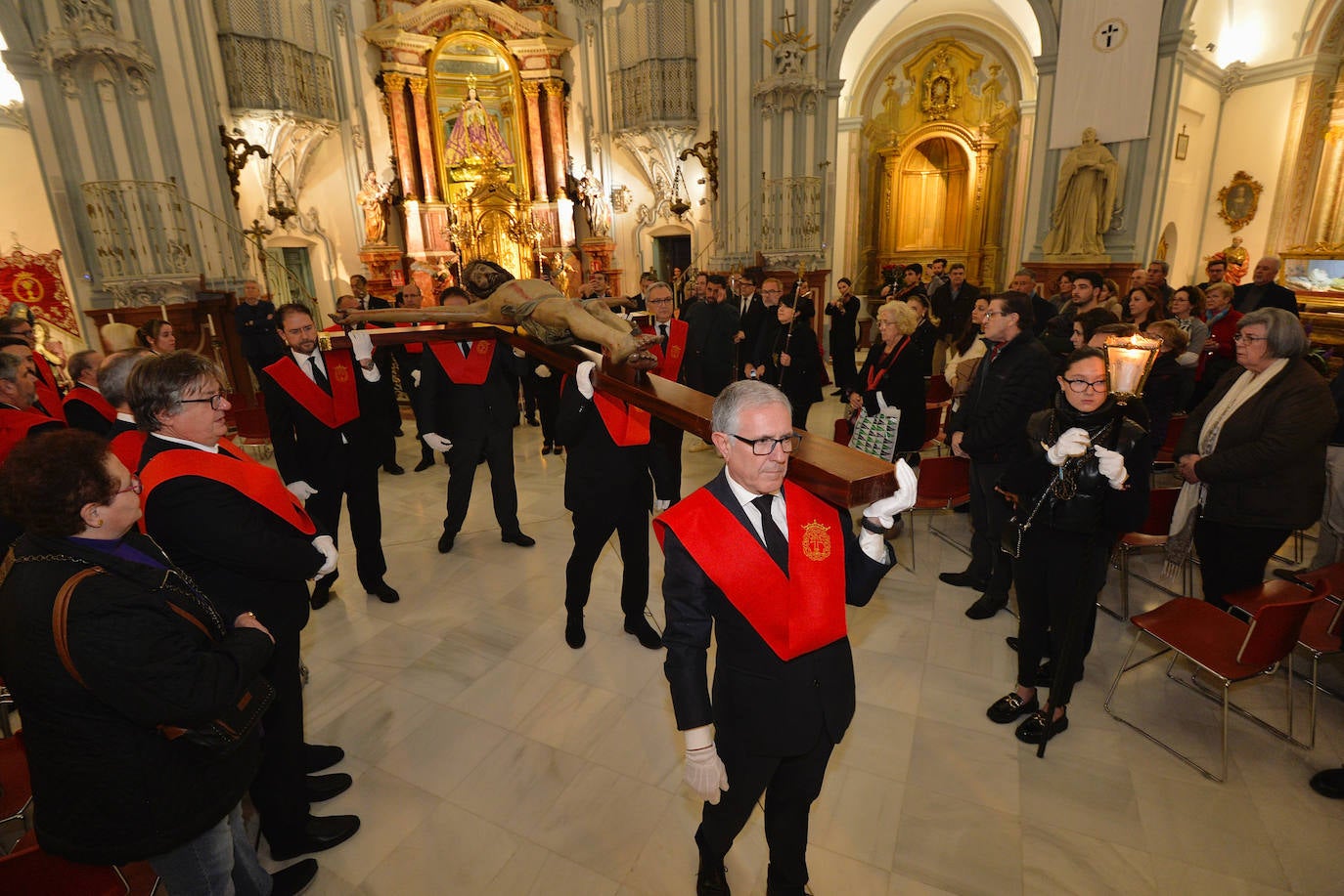 El descendimiento y vía crucis del Cristo de la Salud de Murcia, en imágenes