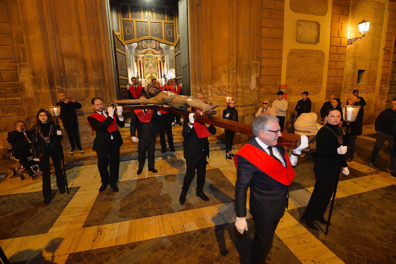 El descendimiento y vía crucis del Cristo de la Salud de Murcia, en imágenes