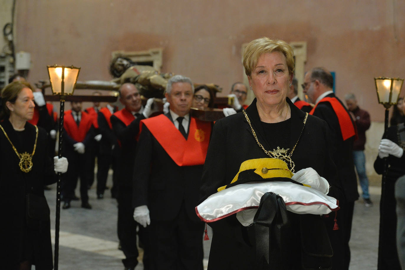 El descendimiento y vía crucis del Cristo de la Salud de Murcia, en imágenes