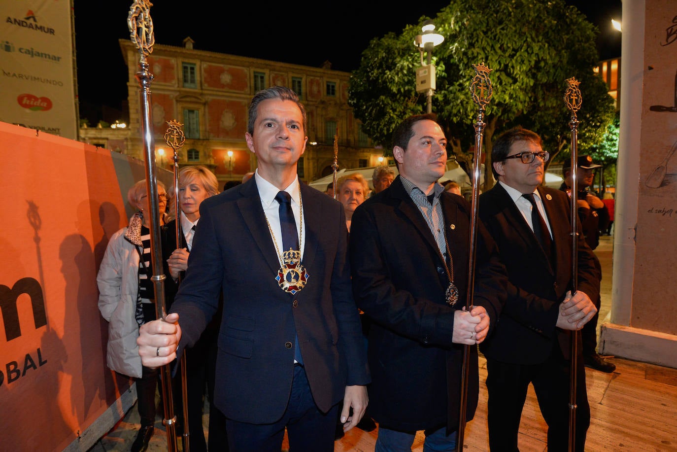 El descendimiento y vía crucis del Cristo de la Salud de Murcia, en imágenes