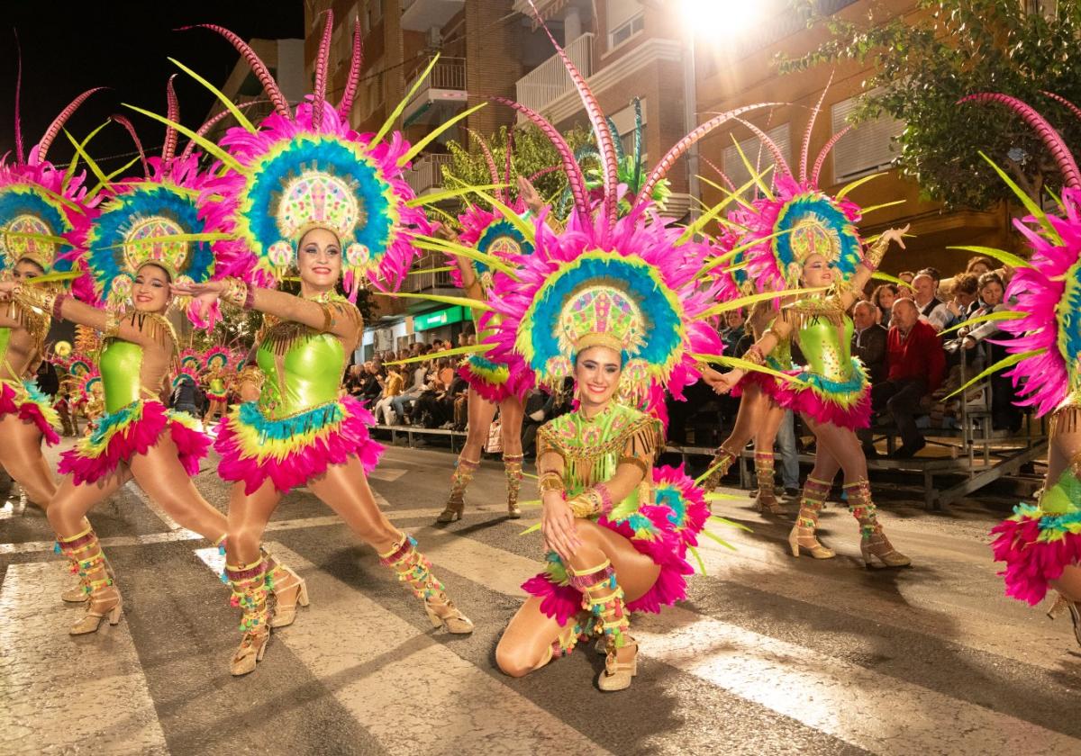 Componentes de una peña realizan su coreografía en un momento del desfile.