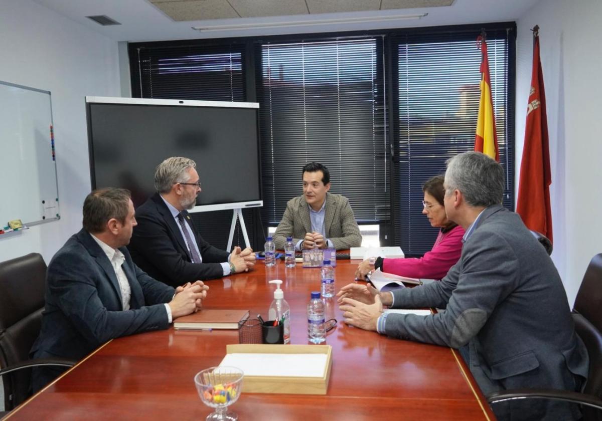 Martínez y Pancorbo, en el centro, este martes en la Consejería.