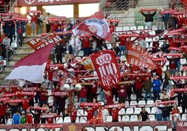 Los aficionados del Real Murcia animan a su equipo en el último partido en el estadio Enrique Roca, ante el San Fernando.