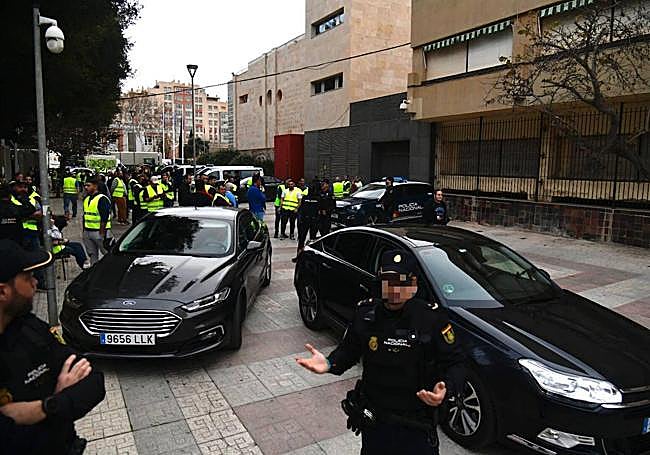 Un grupo de agricultores bloquea la salida del aparcamiento subterráneo de la Asamblea Regional este miércoles.