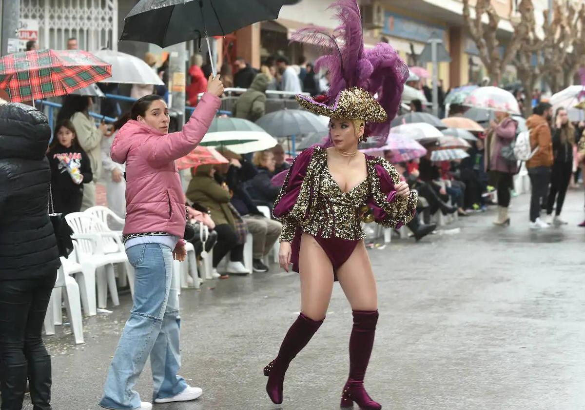 La lluvia obligó a suspender el domingo el desfile del Carnaval de Beniaján.