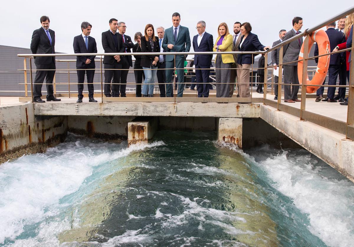 Pedro Sánchez, en su visita a la desaladora de Torrevieja, este miércoles.