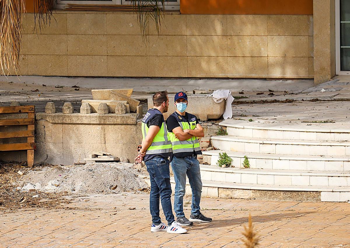 Imagen secundaria 1 - La Policía incauta 630 plantas y 21 kilos de cogollos de marihuana en un chalé de Puente Tocinos