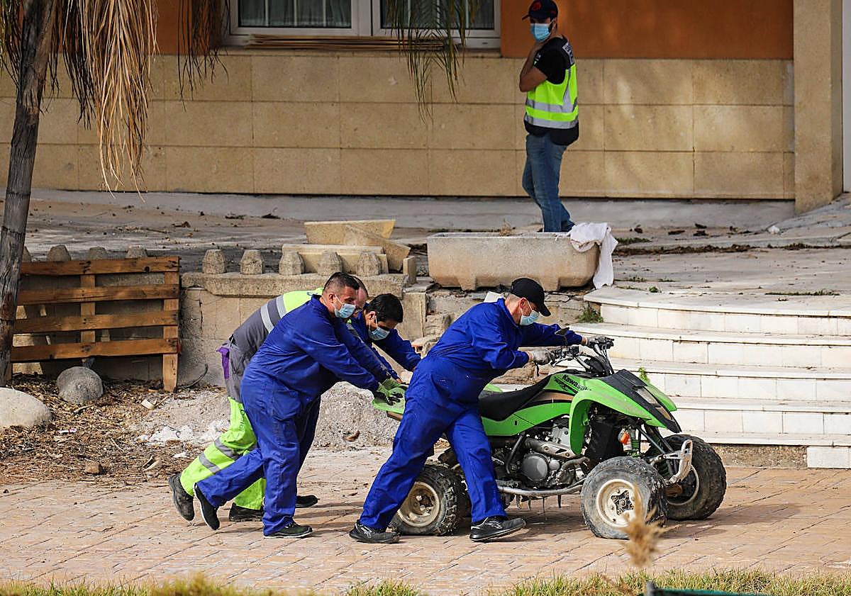 Imagen principal - La Policía incauta 630 plantas y 21 kilos de cogollos de marihuana en un chalé de Puente Tocinos