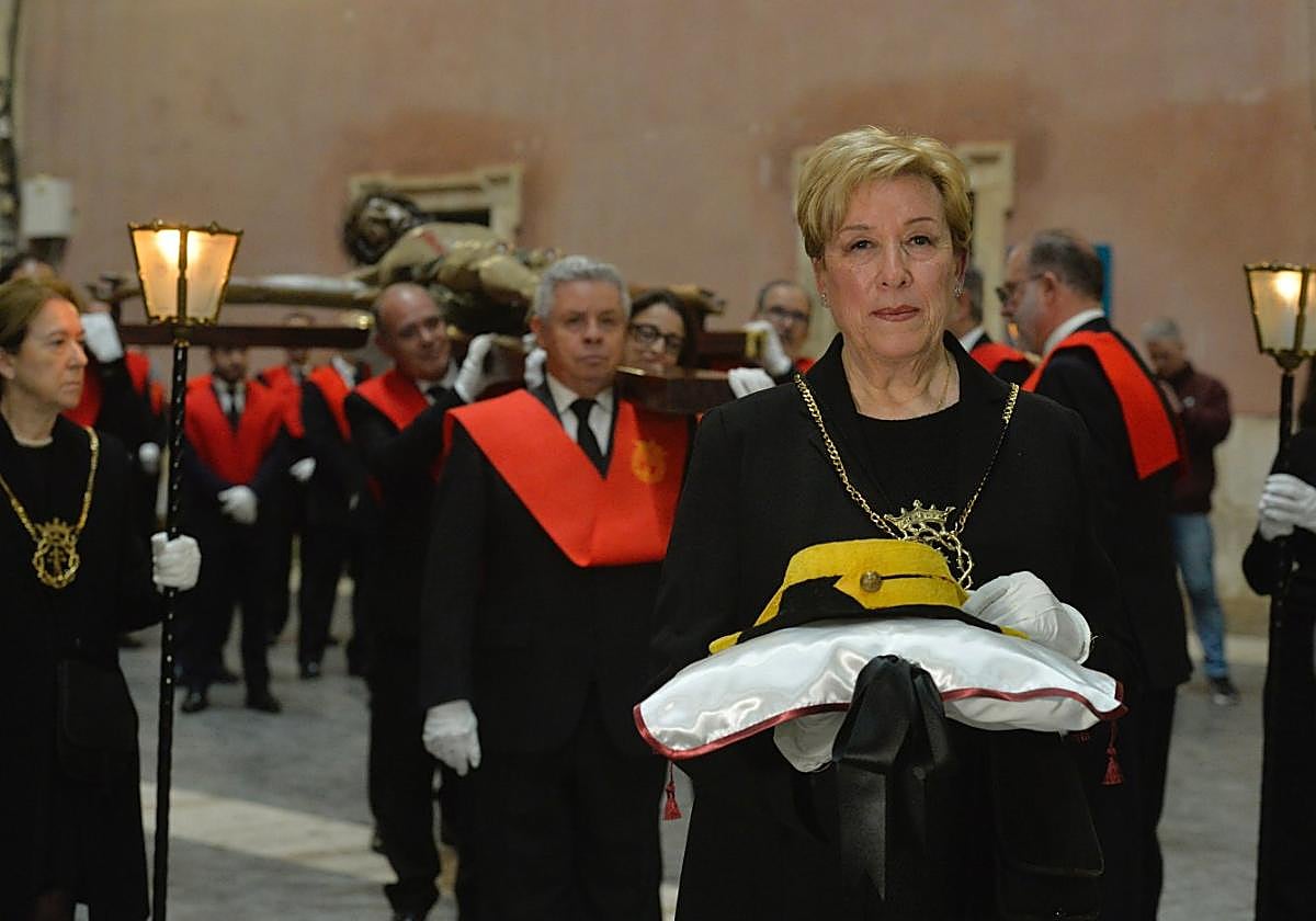 Un momento del vía crucis con la talla del Cristo de la Salud por el entorno de la Catedral.