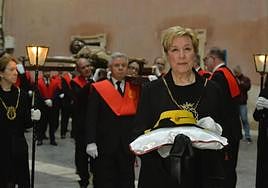 Un momento del vía crucis con la talla del Cristo de la Salud por el entorno de la Catedral.