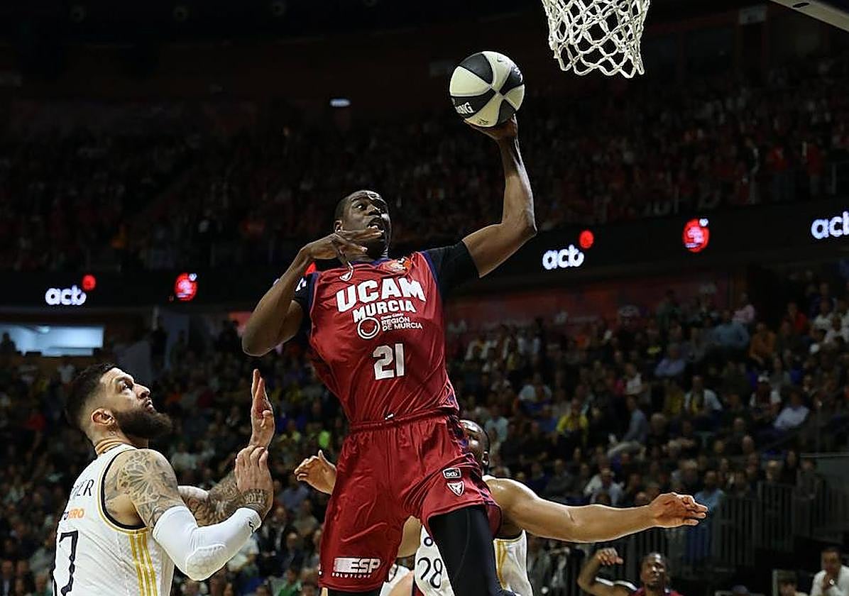 Un momento del partido entre el UCAM y el Real Madrid.