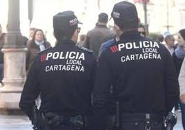 Dos agentes de la Policía Local de Cartagena.