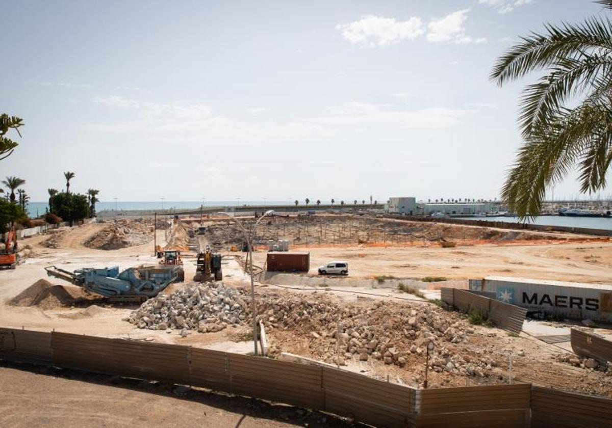 Obras del nuevo centro de ocio del puerto de Torrevieja, el pasado septiembre.