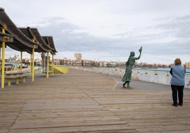 Paseo voladizo del dique de Levante.