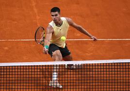 Carlos Alcaraz, este jueves por la noche, en su partido en el ATP 250 de Buenos Aires.