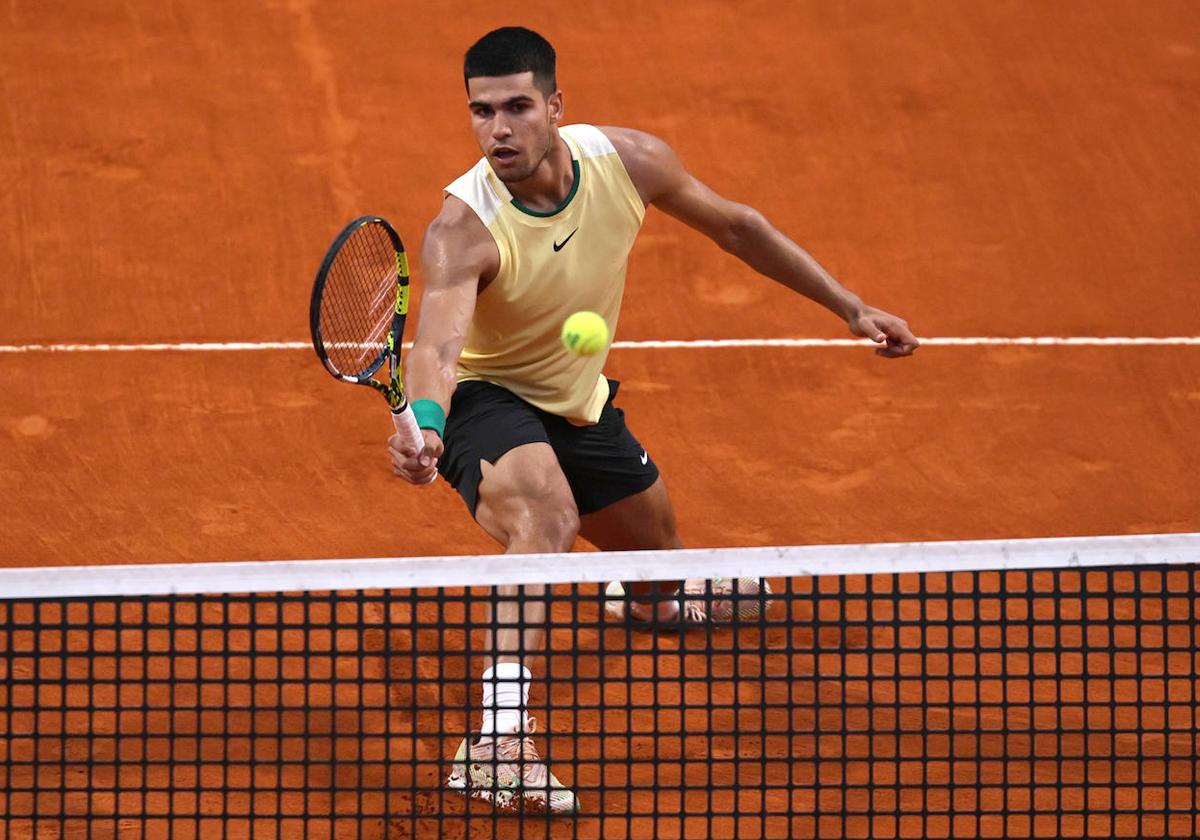 Carlos Alcaraz, este jueves por la noche, en su partido en el ATP 250 de Buenos Aires.