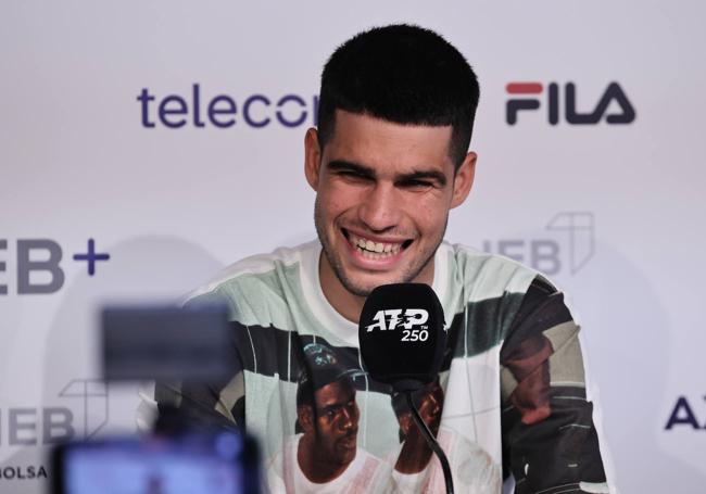 Carlos Alcaraz, con una camiseta de Michael Jordan, en la rueda de prensa tras el partido.