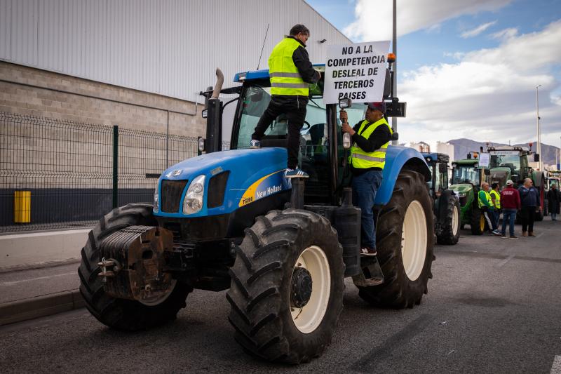 La tractorada de los organizaciones agrarias por la Vega Baja no logra cortar la A-7