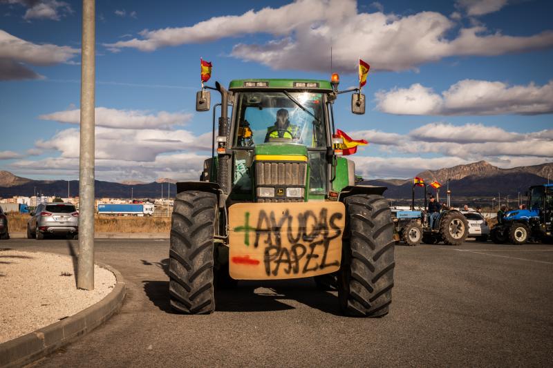 La tractorada de los organizaciones agrarias por la Vega Baja no logra cortar la A-7