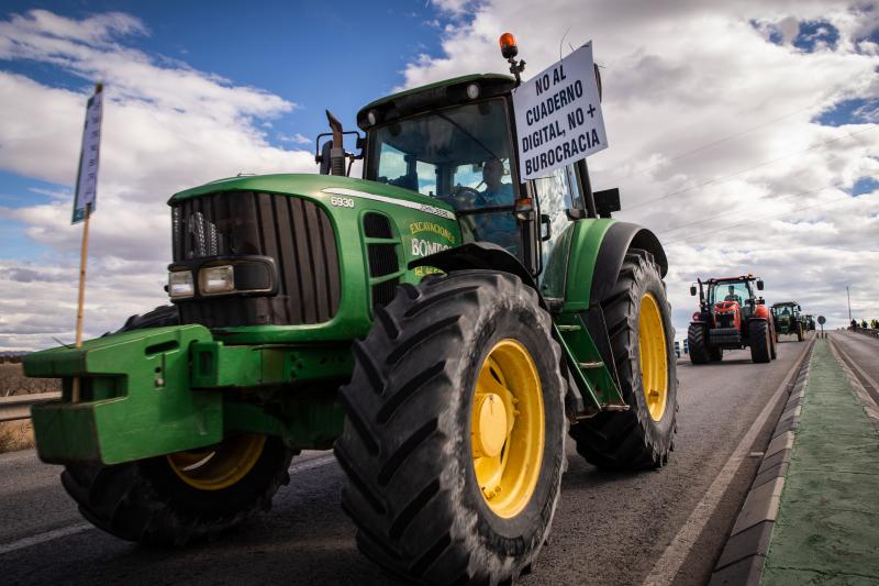 La tractorada de los organizaciones agrarias por la Vega Baja no logra cortar la A-7