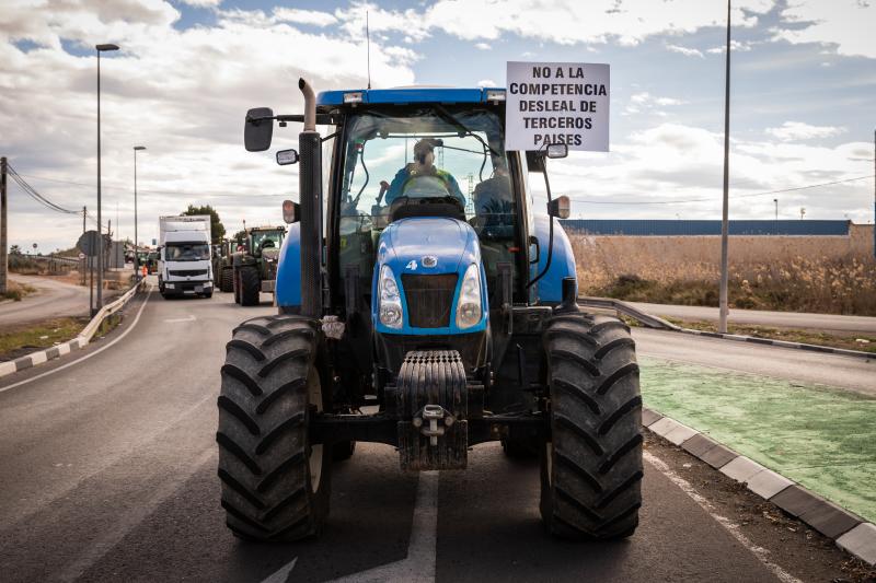 La tractorada de los organizaciones agrarias por la Vega Baja no logra cortar la A-7