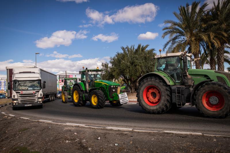 La tractorada de los organizaciones agrarias por la Vega Baja no logra cortar la A-7